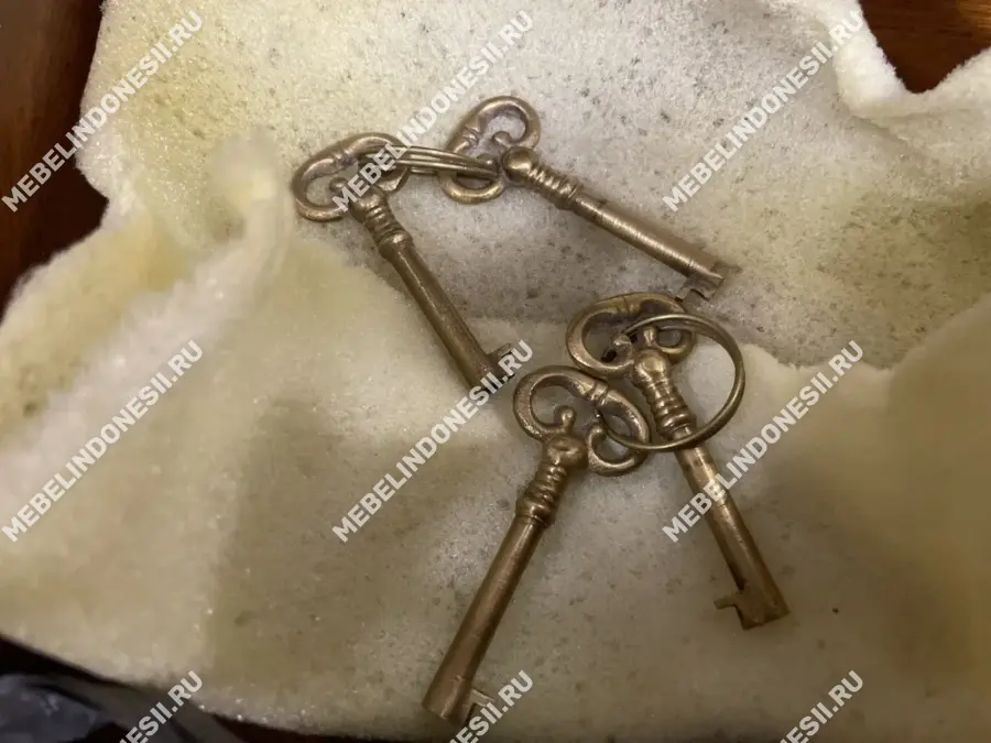 Шкаф для книг 3х дверный  